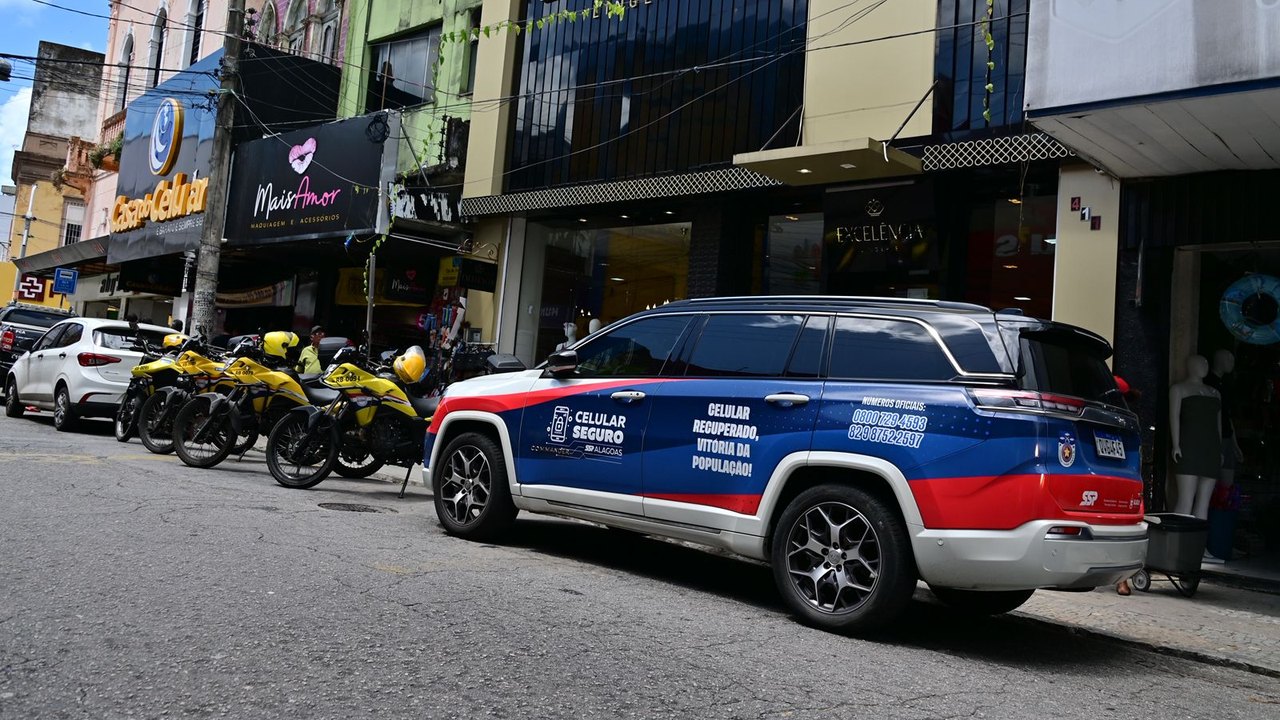 Operação Vitrine do Crime cumpre 20 mandados de busca e apreensão em estabelecimentos suspeitos de vender celulares roubados em Maceió