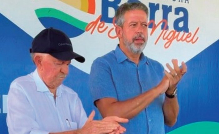 Prefeito da Barra, Benedito de Lira anuncia ao lado do filho Arthur Lira construção de 200 casas