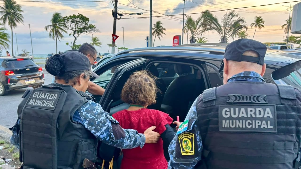 Guarda Municipal de Maceió ajuda idosa com início de Alzheimer que estava perdida no Centro