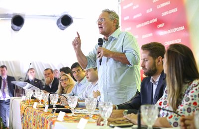 Renan lidera reunião na AMA entre ministros e prefeitos de Alagoas 