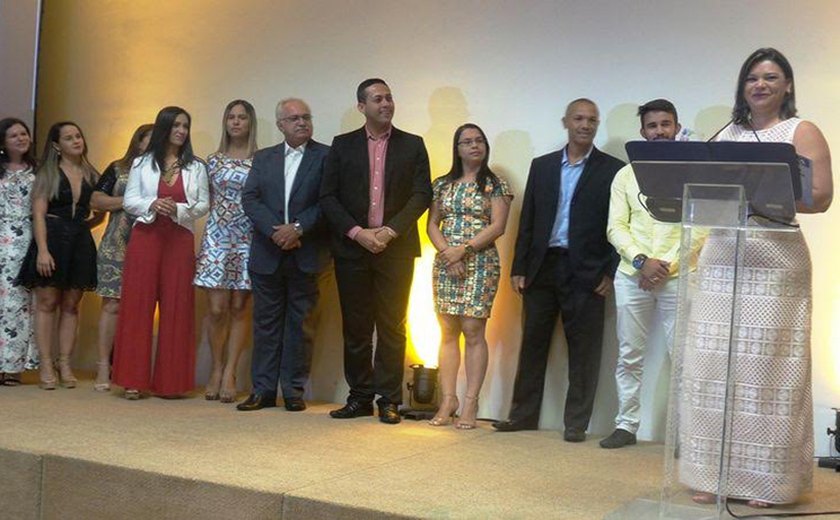 Rogério Teófilo entrega prêmio a empresa arapiraquense vencedora do Grace Place to Work