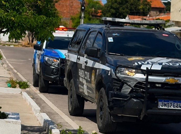 Guarda Municipal e Polícia Civil atuam em conjunto na condução de um homem até a CISP por ameaçar uma idosa