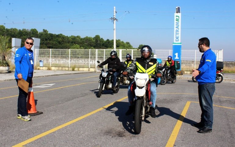 Detran.RJ abre vagas para cursos de atualização de mototaxistas e motofretistas. Veja como se inscrever