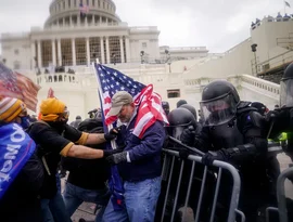 Homem condenado por carregar pódio de Pelosi durante motim no Capitólio dos EUA procura escritório do condado da Flórida