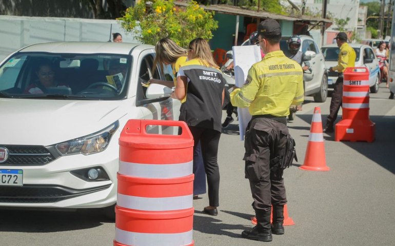SMTT Penedo realiza blitz educativa sobre a campanha Maio Amarelo