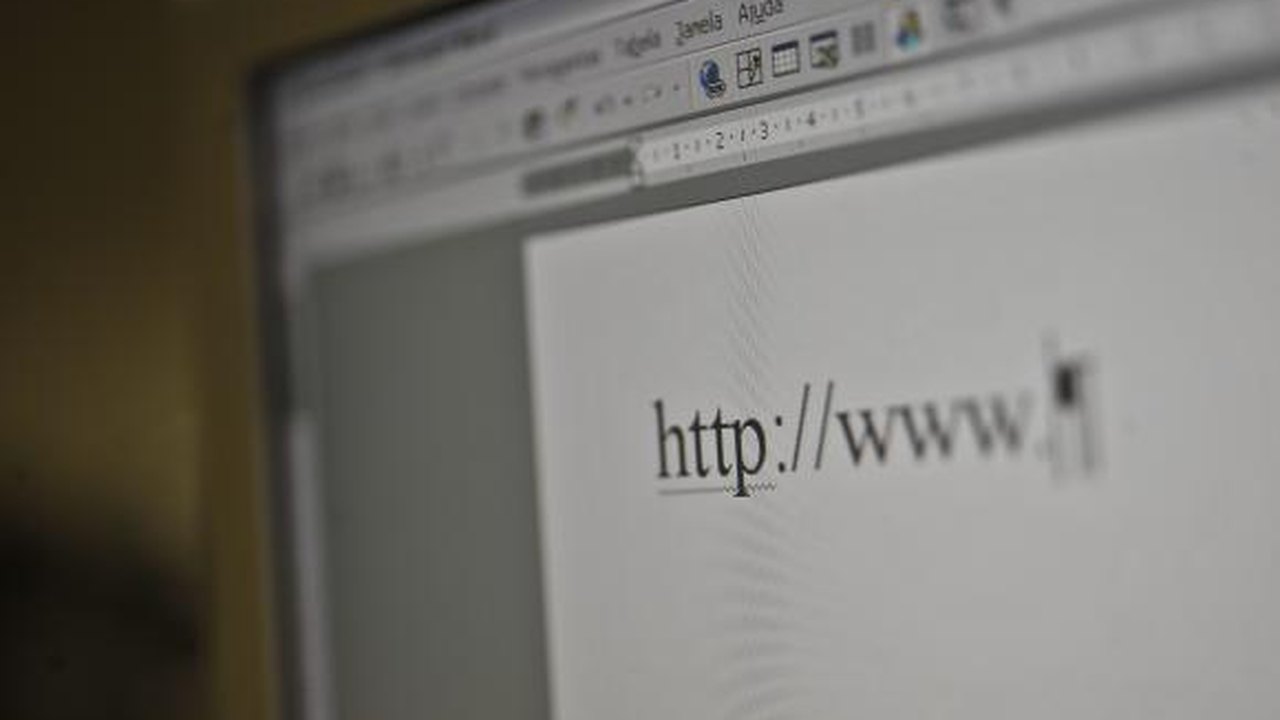 Brasileiro passa mais tempo na internet do que vendo TV