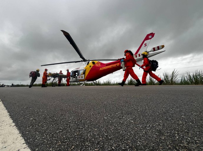 Departamento Estadual de Aviação resgata vítima presa às ferragens em colisão grave em Marechal Deodoro