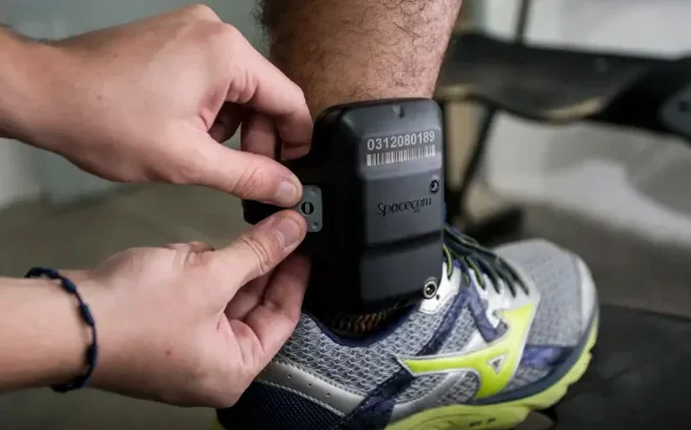 Justiça determina uso de tornozeleira eletrônica para homem sem pernas em Santa Catarina