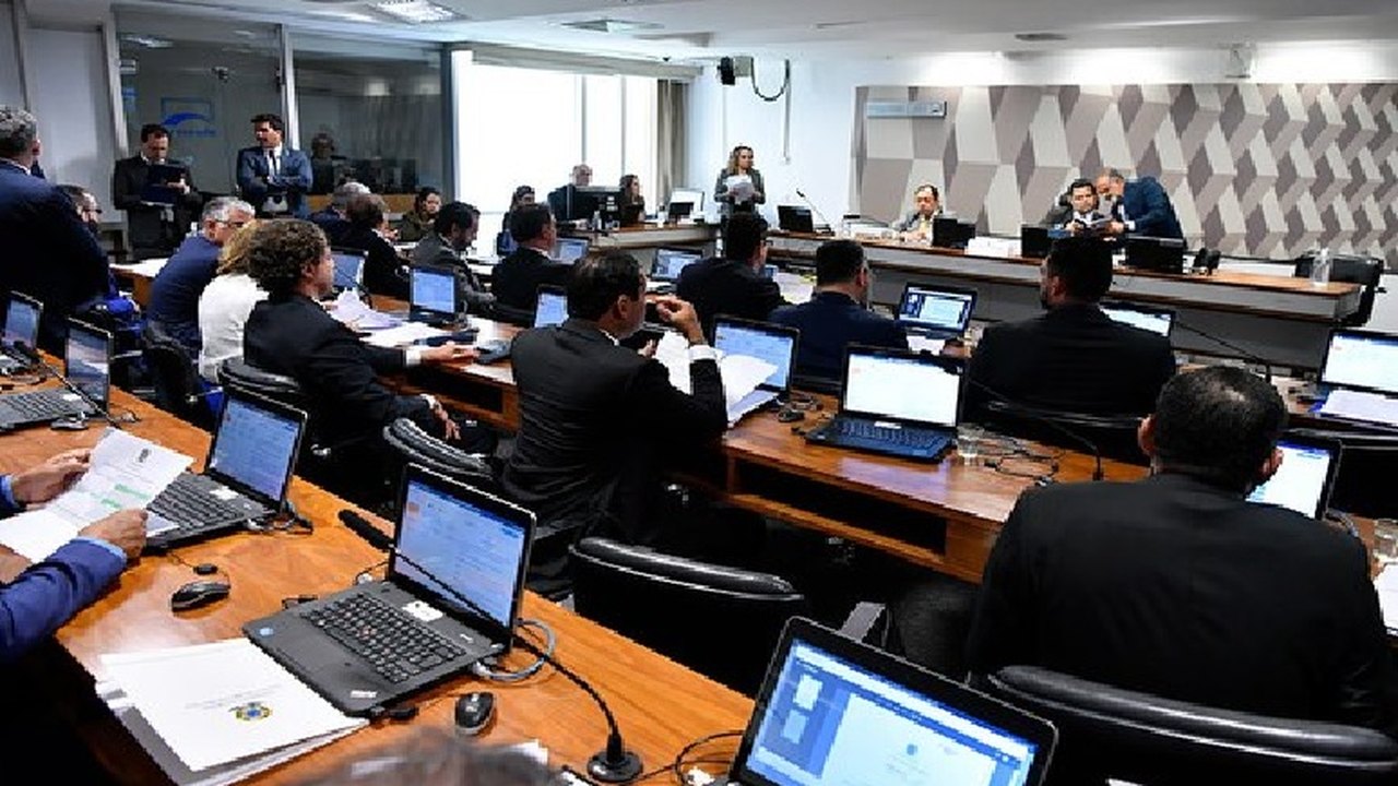 Debatedores defendem medidas para fixar médicos em regiões distantes