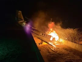 Avião com Rey Vaqueiro pega fogo após sair da pista no RN e tripulação escapa sem feridos