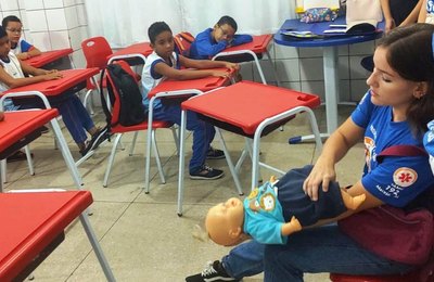 Samu conscientiza estudantes da rede sobre primeiros socorros e perigos dos trotes