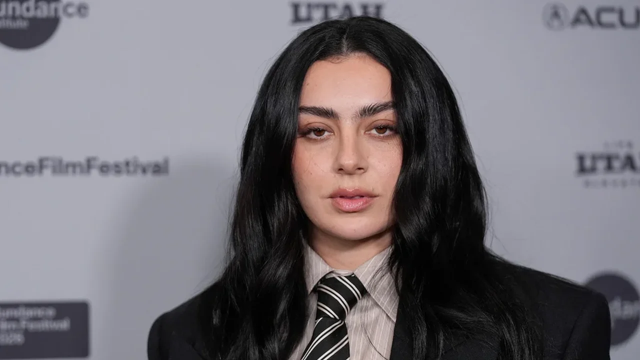 Charli XCX no Lollapalooza: relembre rumores de briga entre a cantora e Taylor Swift