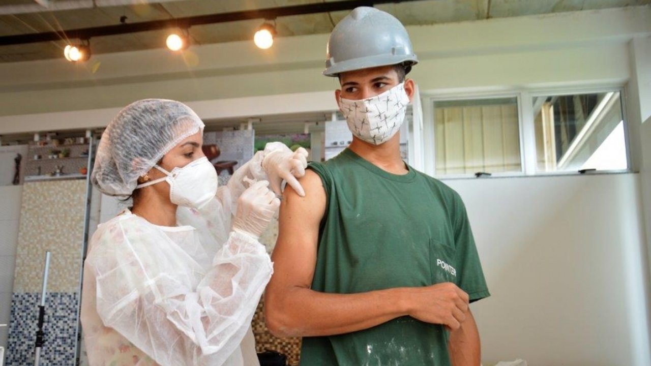 Alagoas é o 1º estado a concluir vacinação dos trabalhadores da indústria contra a Covid-19