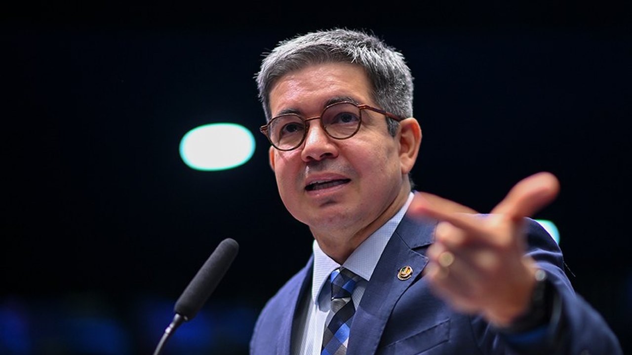 Líder do governo admite falta de garantias para votos sobre PEC da escala 6x1