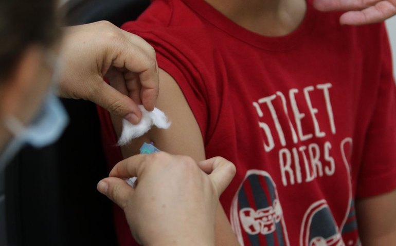 Vacinação nas escolas segue até dia 30 e meta é imunizar 27 milhões