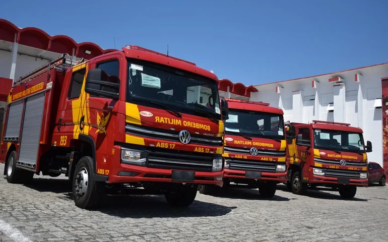 Caminhão atinge área entre casas e causa rompimento de fiação elétrica em Arapiraca