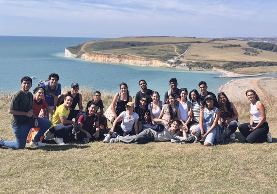 Daqui pro Mundo: Estudantes alagoanos desbravam a costa britânica nas falésias de Seven Sisters