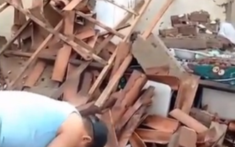 Temporal causa desabamento da residência de um idoso na zona rural de Palmeira dos Índios