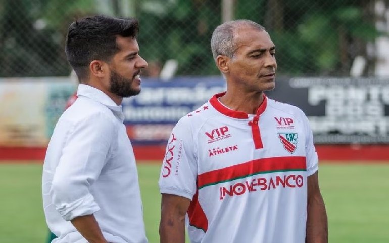 Romário vira embaixador de time catarinense, treina, indica reforço e dá preleção