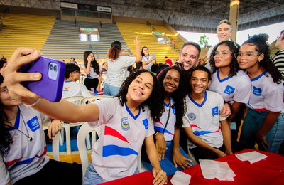 Governador reúne 500 estudantes da rede estadual em festa com pizza e destaca investimentos na educação
