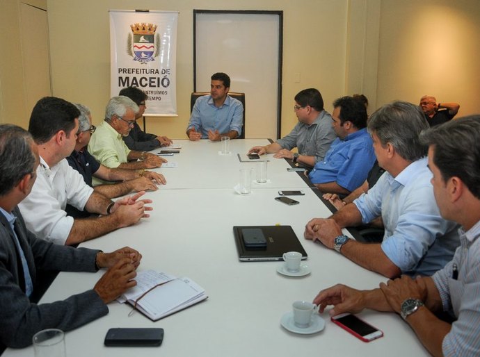 Prefeito Rui Palmeira se reúne com representantes da Aliança Comercial