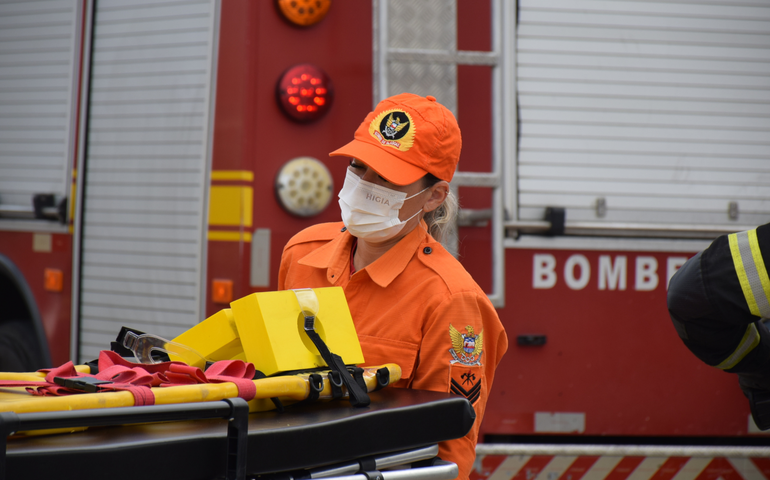 Bombeiros resgatam vítimas de colisão de moto na Praça da Faculdade, em Maceió