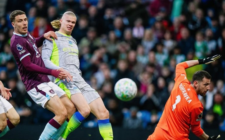 City vence Burnley, rebaixa rival e assume a liderança do Inglês
