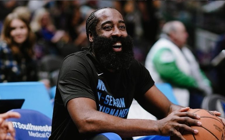 Harden brilha e se torna 24º jogador da história da NBA a superar os 25 mil pontos