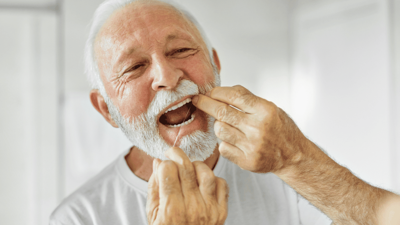 Dentes parecem maiores com o passar dos anos? Entenda os sinais da retração gengival