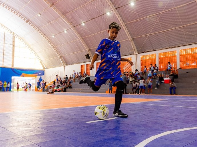 Manhã de esportes e interação, no Gigantão Vila Olímpica, reuniu alunos da rede municipal