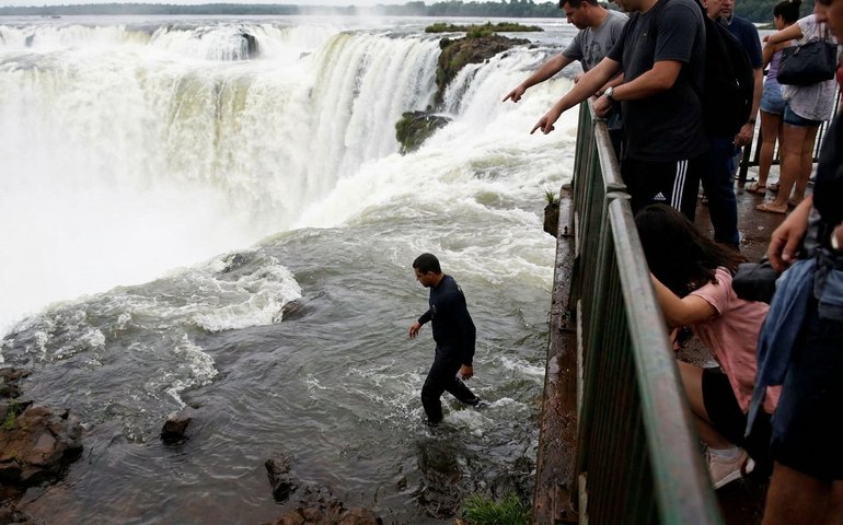 Homem pula na água perto das Cataratas do Iguaçu (PR) para resgatar celular