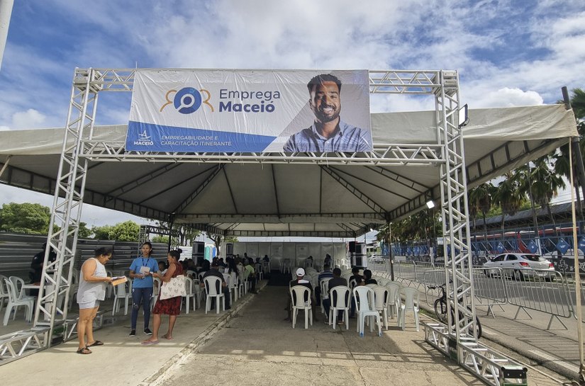 Mesmo com chuvas, 11° Emprega Maceió segue firme no Benedito Bentes
