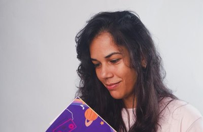Escritora Karla Dias reflete sobre escuta ativa e relações afetivas em novo livro infantil "Oliver e o Rádio"