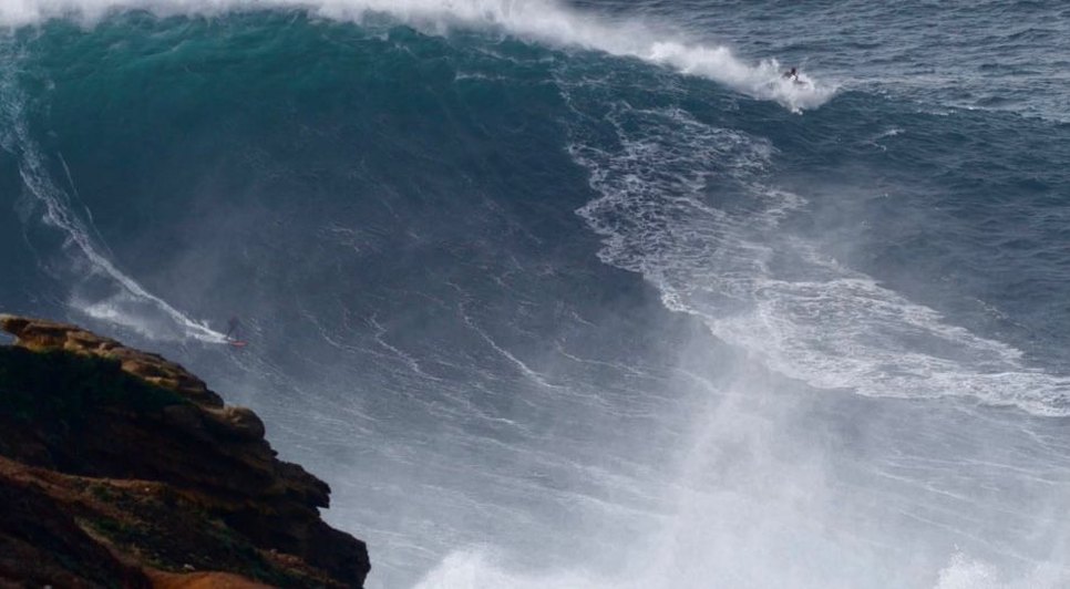 Onda surfada por Willyam Santana em Nazaré, Portugal / Foto: Naomi Adbib