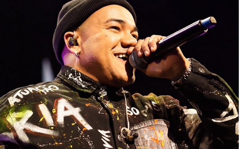 Vitinho mistura pagode e sofrência na faixa “Aos 45”