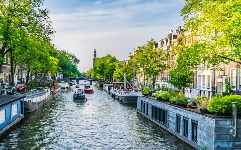 Incêndio em campo militar nos Países Baixos permanece fora de controle