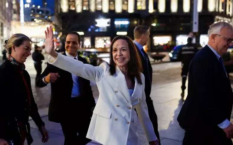 Corina Machado chega a Oslo e faz 1ª aparição pública em 11 meses