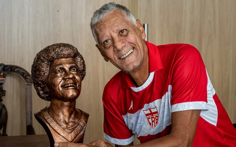 CRB inaugura busto em homenagem ao ídolo Joãozinho Paulista