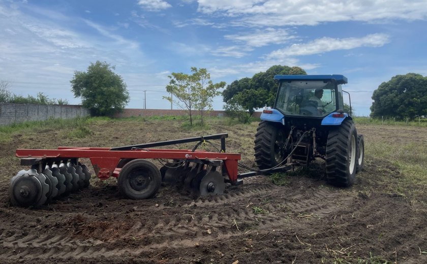 Curso gratuito de máquinas pesadas em Penedo