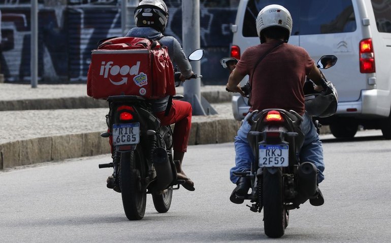 Câmara aprova urgência para votar vale-refeição para entregadores