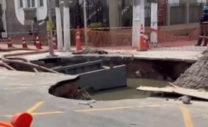 Cratera se abriu em plena Avenida da Paz