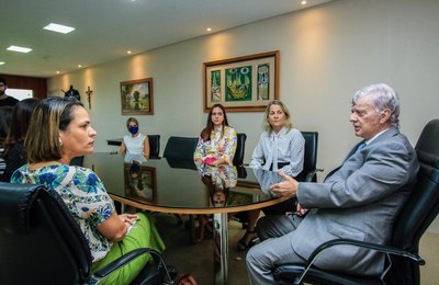 Governador recebe reivindicações para aperfeiçoar plantão noturno da Casa da Mulher Alagoana 