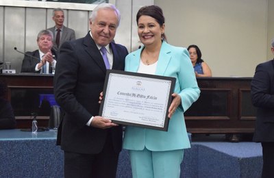 Oftalmologista Allan Barbosa recebe a comenda Dr. Ib Gatto Falcão