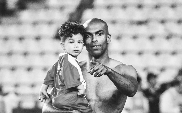 Filho de 4 anos do zagueiro brasileiro Naldo morre após um mês internado por causa de acidente
