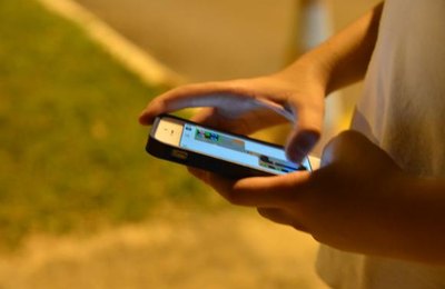 Maioria das crianças das classes D e E acessa internet apenas pelo celular