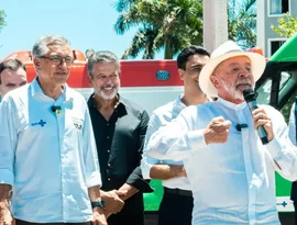 Arthur Lira participa ao lado do presidente Lula de entrega de moradias e ambulâncias em Alagoas