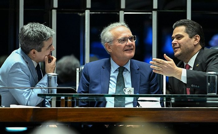 O relator da proposta, Renan Calheiros, entre Randolfe Rodrigues e o presidente do Senado, Davi Alcolumbre