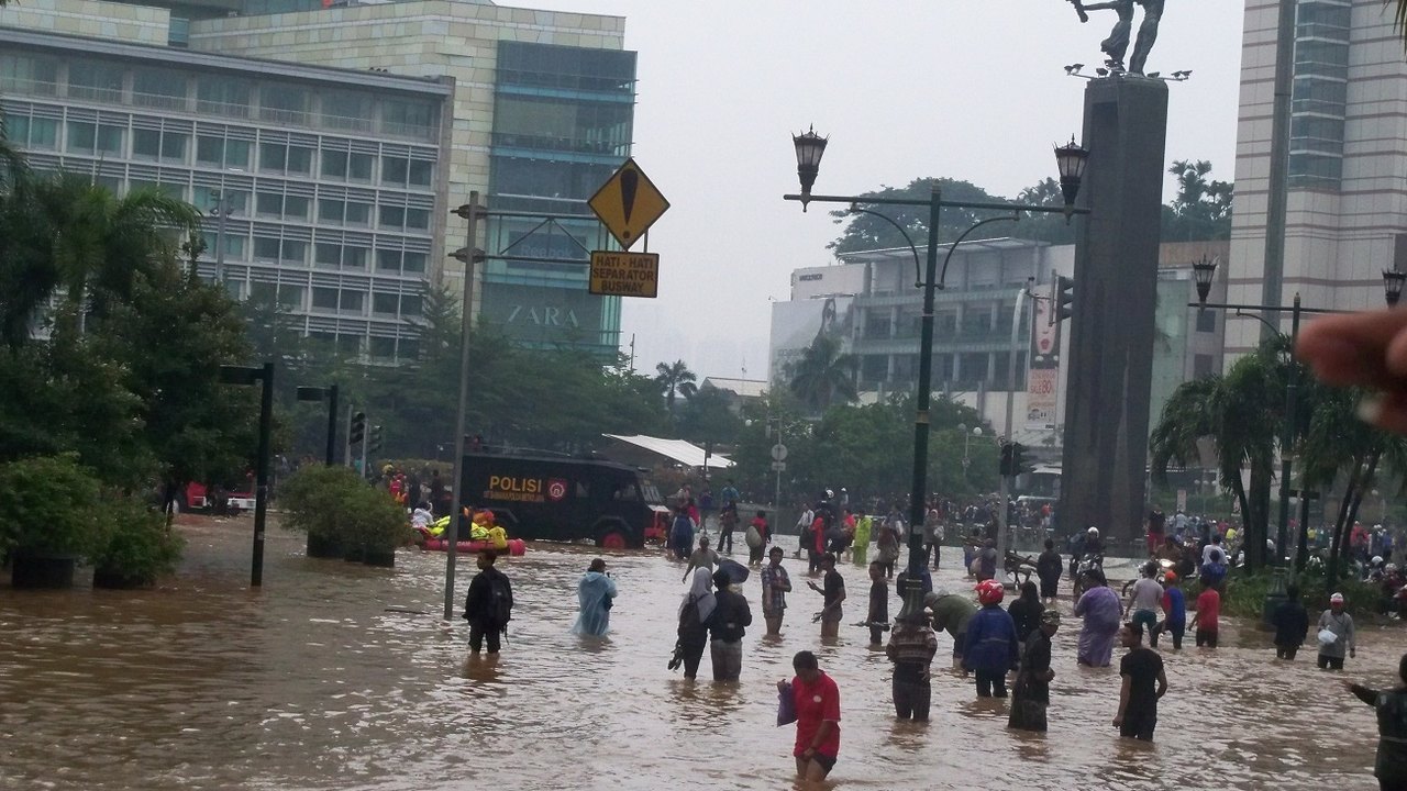 População de Jacarta, ex-capital da Indonésia, vive entre mar que sobe e terra que afunda