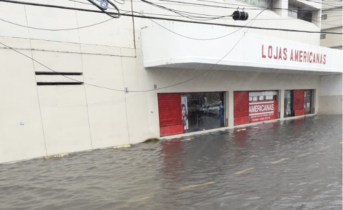 Ruas ficaram alagadas no centro de Maceió