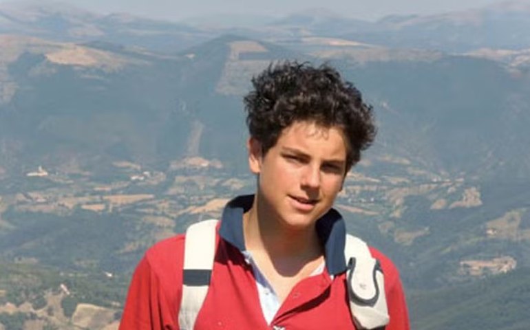 Carlo Acutis: Vaticano pendura imagem do beato millennial na Basílica de São Pedro